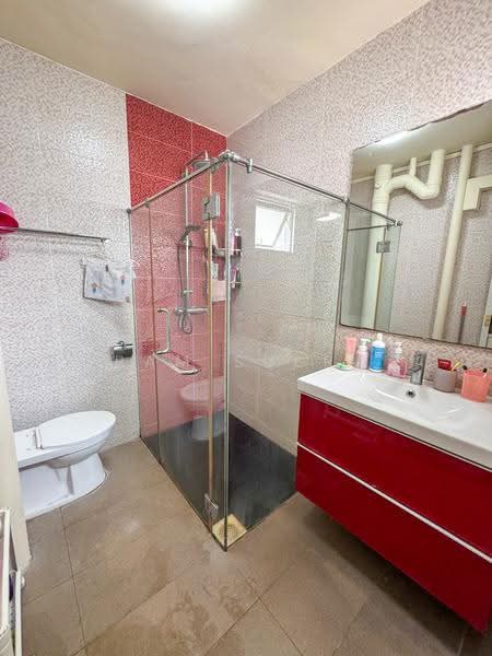 142 Bukit Batok Street 11, 142 Bukit Batok Street 11, Dairy Farm / Bukit Panjang / Choa Chu Kang, 3 Bedrooms, 1,593 sqft, HDB Flat For Sale, by Ram Subra, 500256112 - Master Bathroom - PropertyGuru.com.sg