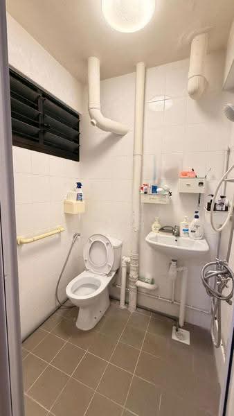 259 Bukit Batok East Avenue 4, 259 Bukit Batok East Avenue 4, Dairy Farm / Bukit Panjang / Choa Chu Kang, Room Rental, 100 sqft, HDB Flat For Rent, by Jessica Woon, 500256143 - Bathroom - PropertyGuru.com.sg