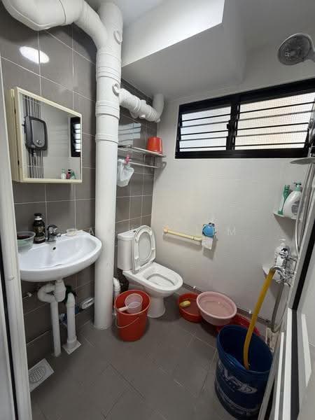 466 Jurong West Street 41, 466 Jurong West Street 41, Boon Lay / Jurong / Tuas, 3 Bedrooms, 980 sqft, HDB Flat For Sale, by Jackie Lim, 500256164 - Bathroom - PropertyGuru.com.sg