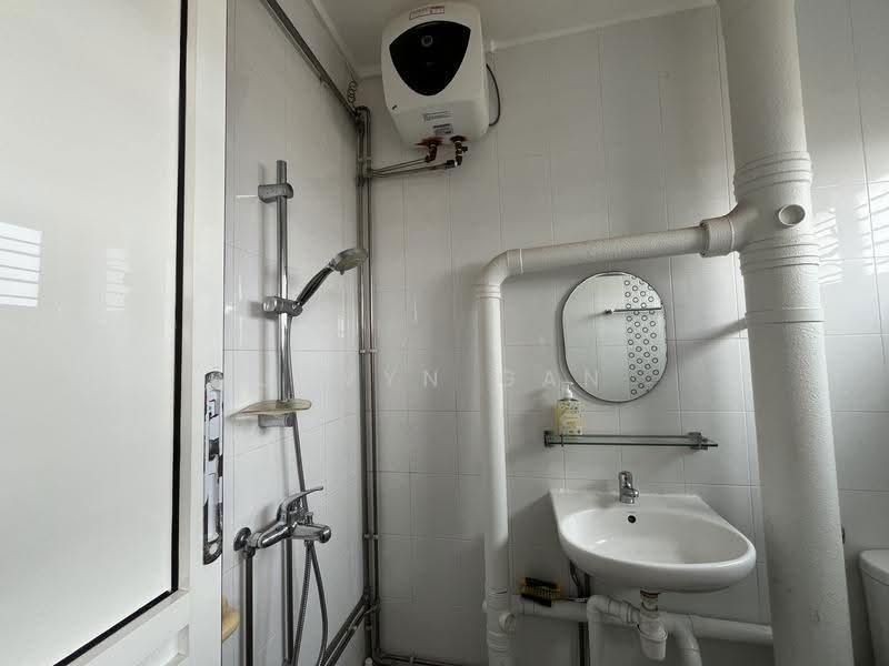 222 Tampines Street 24, 222 Tampines Street 24, Pasir Ris / Tampines, Room Rental, 150 sqft, HDB Flat For Rent, by Jovyn Gan, 500256172 - Bathroom - PropertyGuru.com.sg