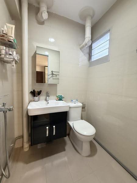 52 Kent Road, 52 Kent Road, Farrer Park / Serangoon Rd, 3 Bedrooms, 980 sqft, HDB Flat For Sale, by Alan Tsui 徐先生, 500256194 - Bathroom - PropertyGuru.com.sg