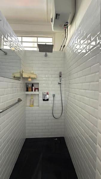 34 Kim Cheng Street, 34 Kim Cheng Street, Alexandra / Commonwealth, 2 Bedrooms, 947 sqft, HDB Flat For Rent, by Summer Song, 500256277 - Bathroom - PropertyGuru.com.sg