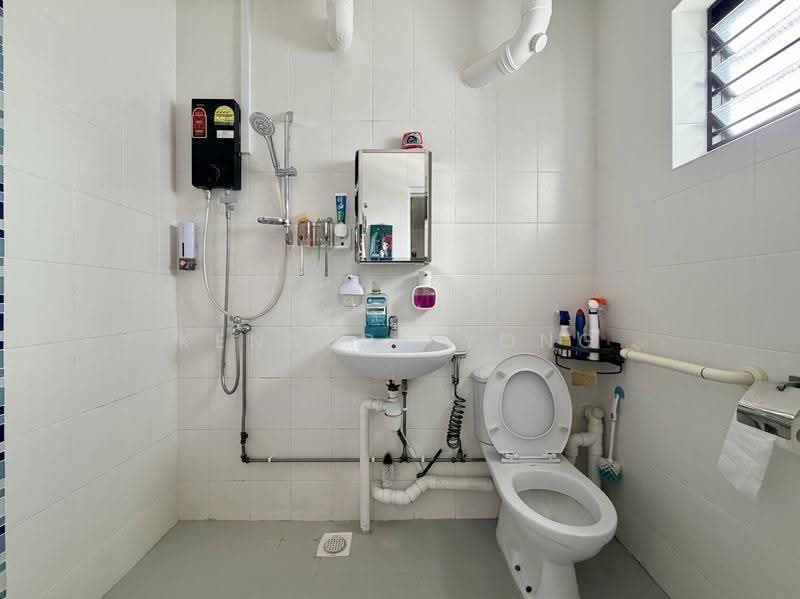 155 Woodlands Street 13, 155 Woodlands Street 13, Admiralty / Woodlands, 2 Bedrooms, 785 sqft, HDB Flat For Sale, by Kennedy Yong, 500256280 - Bathroom - PropertyGuru.com.sg