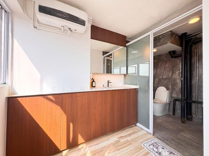 2 Queen's Road, 2 Queen's Road, Tanglin / Holland / Bukit Timah, 3 Bedrooms, 958 sqft, HDB Flat For Sale, by Clement Tan, 500256314 - Kitchen & Common Bathroom - PropertyGuru.com.sg