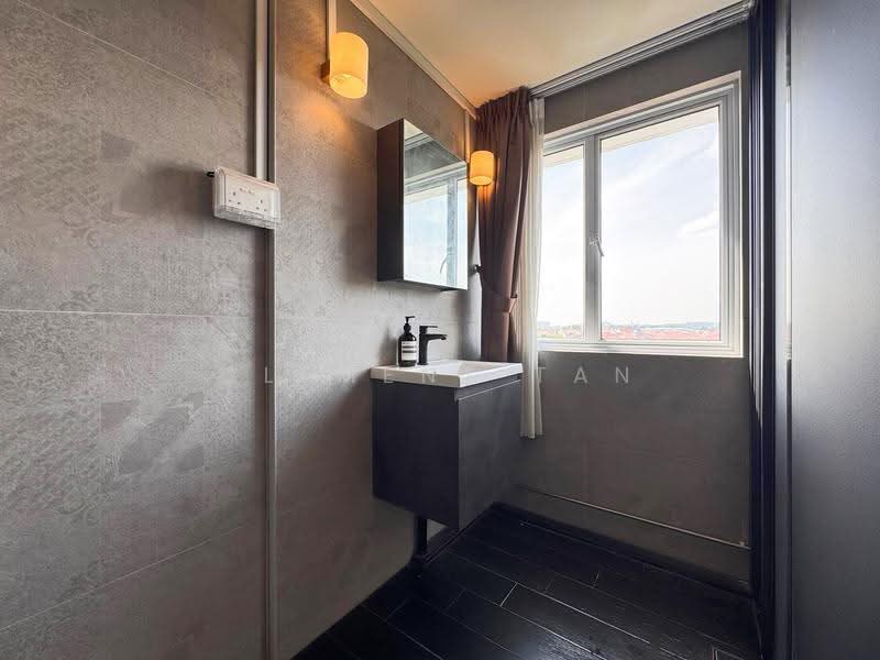 2 Queen's Road, 2 Queen's Road, Tanglin / Holland / Bukit Timah, 3 Bedrooms, 958 sqft, HDB Flat For Sale, by Clement Tan, 500256314 - Master Bathroom (Ensuite) - PropertyGuru.com.sg
