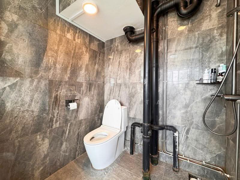 2 Queen's Road, 2 Queen's Road, Tanglin / Holland / Bukit Timah, 3 Bedrooms, 958 sqft, HDB Flat For Sale, by Clement Tan, 500256314 - Common Bathroom - PropertyGuru.com.sg