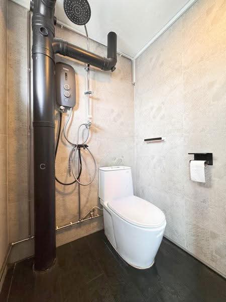 2 Queen's Road, 2 Queen's Road, Tanglin / Holland / Bukit Timah, 3 Bedrooms, 958 sqft, HDB Flat For Sale, by Clement Tan, 500256314 - Master Bathroom (Ensuite) - PropertyGuru.com.sg
