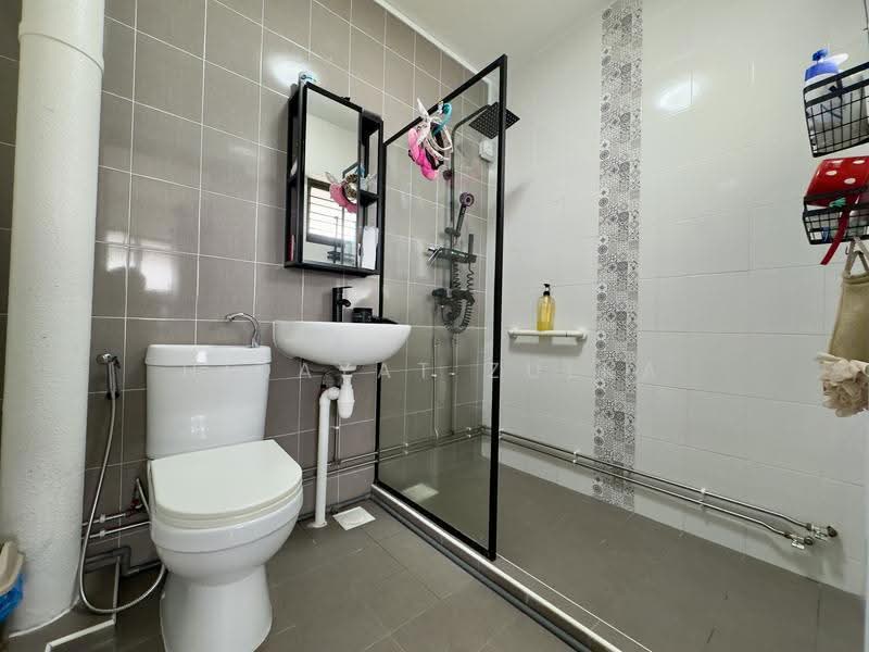 838 Woodlands Street 82, 838 Woodlands Street 82, Admiralty / Woodlands, 4 Bedrooms, 1,572 sqft, HDB Flat For Sale, by Hidayat Zulka, 500256316 - Master Bathroom - PropertyGuru.com.sg