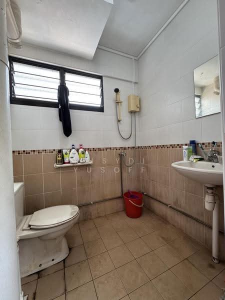 177 Bukit Batok West Avenue 8, 177 Bukit Batok West Avenue 8, Dairy Farm / Bukit Panjang / Choa Chu Kang, 2 Bedrooms, 785 sqft, HDB Flat For Sale, by Rusydi Yusoff, 500256320 - Bathroom - PropertyGuru.com.sg