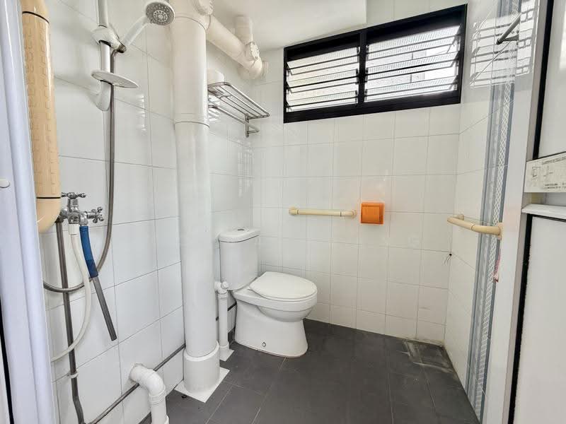 521 Bedok North Avenue 1, 521 Bedok North Avenue 1, Bedok / Upper East Coast, 2 Bedrooms, 67 sqft, HDB Flat For Sale, by Regina Huang, 500256329 - Bathroom - PropertyGuru.com.sg