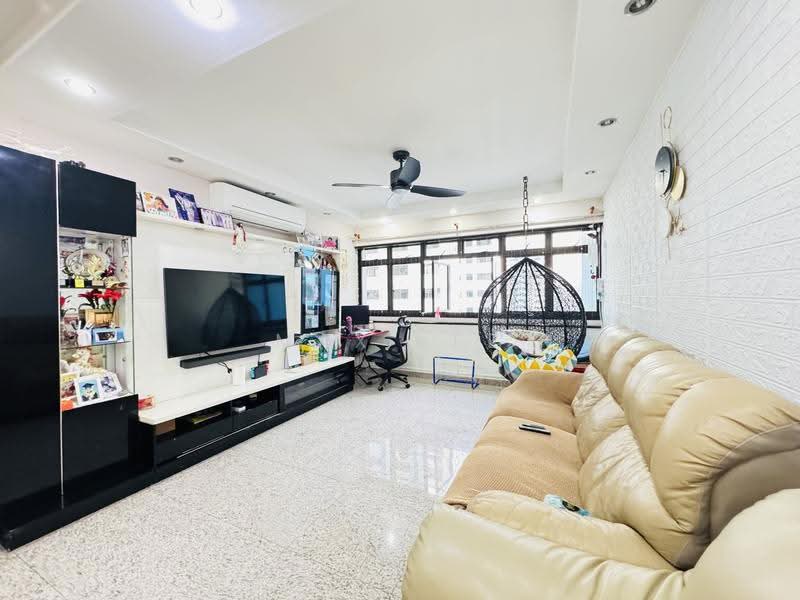 690B Choa Chu Kang Crescent, 690B Choa Chu Kang Crescent, Dairy Farm / Bukit Panjang / Choa Chu Kang, 3 Bedrooms, 1,184 sqft, HDB Flat For Sale, by Max Lee, 500256385 - Living Room - PropertyGuru.com.sg