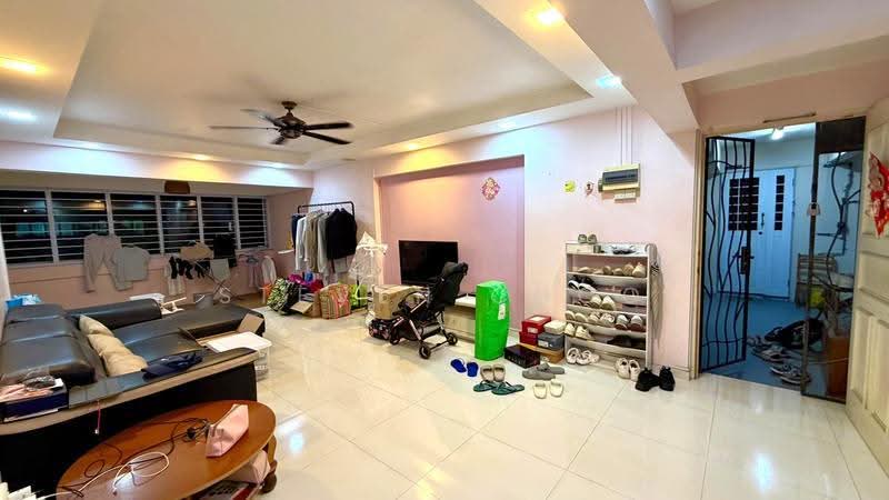 229 Yishun Street 21, 229 Yishun Street 21, Sembawang / Yishun, 3 Bedrooms, 1,302 sqft, HDB Flat For Rent, by Steven Choo, 500256393 - Living Room - PropertyGuru.com.sg