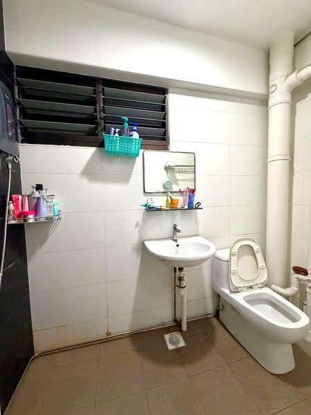 229 Yishun Street 21, 229 Yishun Street 21, Sembawang / Yishun, 3 Bedrooms, 1,302 sqft, HDB Flat For Rent, by Steven Choo, 500256393 - Bathroom - PropertyGuru.com.sg