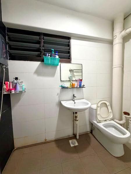229 Yishun Street 21, 229 Yishun Street 21, Sembawang / Yishun, 3 Bedrooms, 1,302 sqft, HDB Flat For Rent, by Steven Choo, 500256393 - Bathroom - PropertyGuru.com.sg