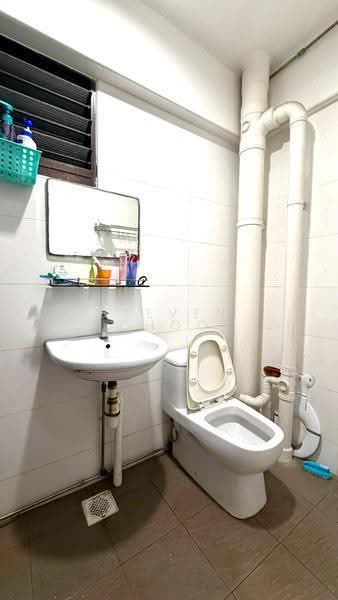 229 Yishun Street 21, 229 Yishun Street 21, Sembawang / Yishun, 3 Bedrooms, 1,302 sqft, HDB Flat For Rent, by Steven Choo, 500256393 - Bathroom - PropertyGuru.com.sg