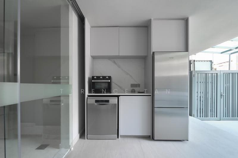 Super Rare ! Gorgeous Landed ! 1 KM to Pei Hwa Pri ! Mins' Walk to MRT!, CHUN TIN / YUK TONG / BEAUTY WORLD / BUKIT TIMAH, Clementi Park / Upper Bukit Timah, 5 Bedrooms, 3,500 sqft, Terraced House For Sale, by Terence Tan, 500256423 - Kitchen - PropertyGuru.com.sg
