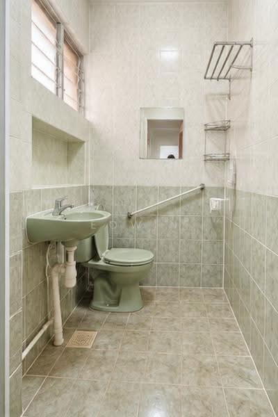 706 Jurong West Street 71, 706 706, Boon Lay / Jurong / Tuas, 3 Bedrooms, 1,377 sqft, HDB Flat For Sale, by Edwin Lee, 500256485 - Bathroom - PropertyGuru.com.sg