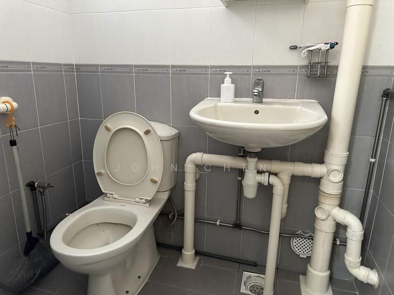 128 Bedok Reservoir Road, 128 Bedok Reservoir Road, Bedok / Upper East Coast, Room Rental, 150 sqft, HDB Flat For Rent, by John Chen, 500256579 - Bathroom - PropertyGuru.com.sg