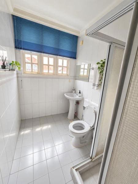 Walk-Up Apartment @ Beauty World, Clementi Park / Upper Bukit Timah, 4 Bedrooms, 2,300 sqft, Walk-up Apartment For Rent, by Yan Lim, 500256606 - Bathroom - PropertyGuru.com.sg