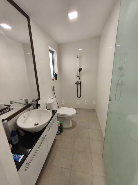 Serangoon Garden Estate, Cooling Close, Hougang / Punggol / Sengkang, 5 Bedrooms, 2,500 sqft, Detached House For Rent, by Caleb Seah, 500256607 - Bathroom - PropertyGuru.com.sg