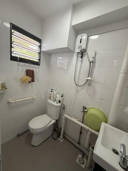 586 Ang Mo Kio Avenue 3, 586 Ang Mo Kio Avenue 3, Ang Mo Kio / Bishan / Thomson, 3 Bedrooms, 980 sqft, HDB Flat For Sale, by Florence Zheng Zhen, 500256662 - Bathroom - PropertyGuru.com.sg