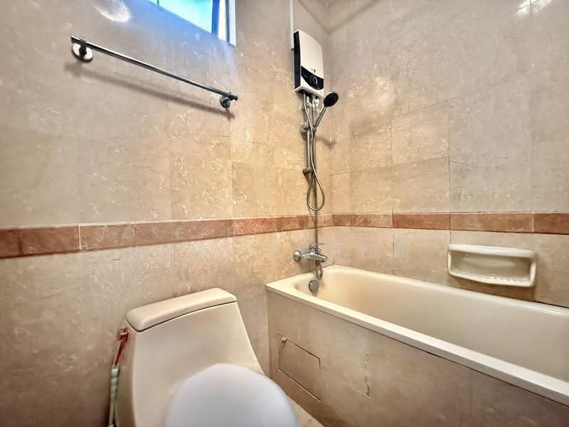 Tanglin Regency, 381 Tanglin Road, Tanglin / Holland / Bukit Timah, 2 Bedrooms, 883 sqft, Condominium For Rent, by Josephine Lim J R 林婕容 (区域分行董事 ), 500256724 - Bathroom - PropertyGuru.com.sg