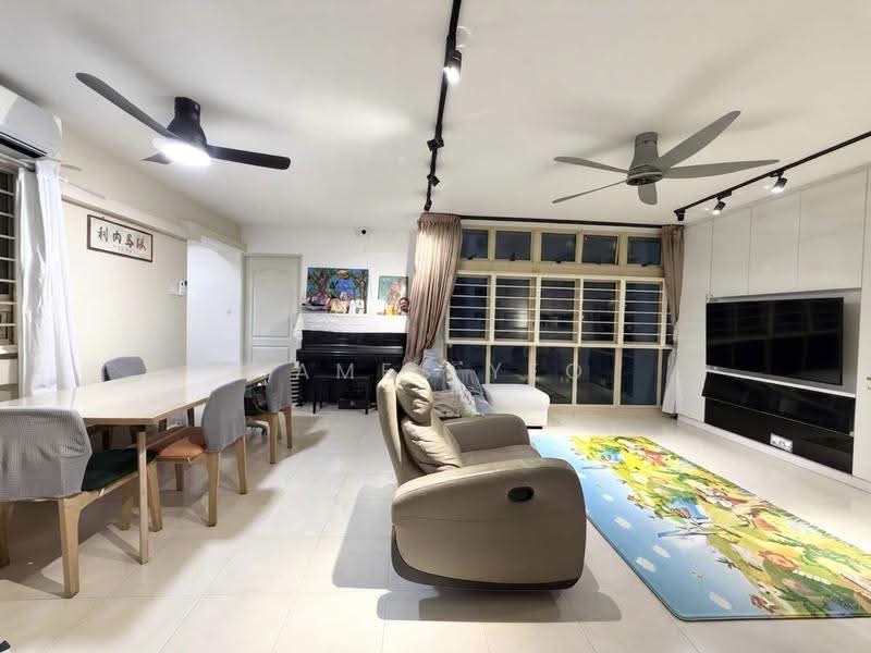 111 Edgefield Plains, 111 Edgefield Plains, Hougang / Punggol / Sengkang, 3 Bedrooms, 1,216 sqft, HDB Flat For Sale, by James Yeo, 500256787 - Living Room - PropertyGuru.com.sg