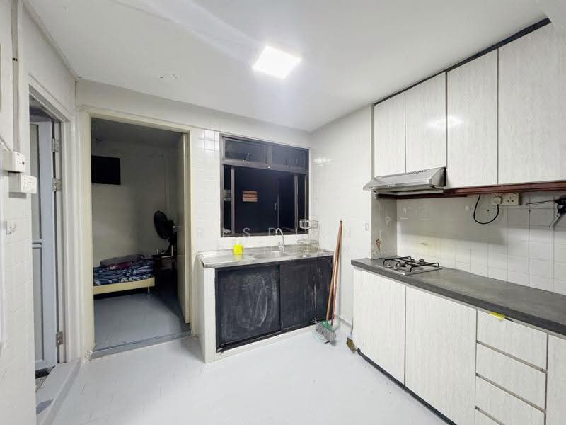 32 Chai Chee Avenue, 32 Chai Chee Avenue, Bedok / Upper East Coast, 3 Bedrooms, 700 sqft, HDB Flat For Sale, by Risdian Isbintara, 500256793 - Kitchen - PropertyGuru.com.sg