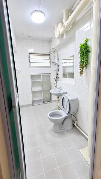 359 Woodlands Avenue 5, 359 Woodlands Avenue 5, Admiralty / Woodlands, Room Rental, 90 sqft, HDB Flat For Rent, by Eleanor Loke, 500256829 - Bathroom - PropertyGuru.com.sg