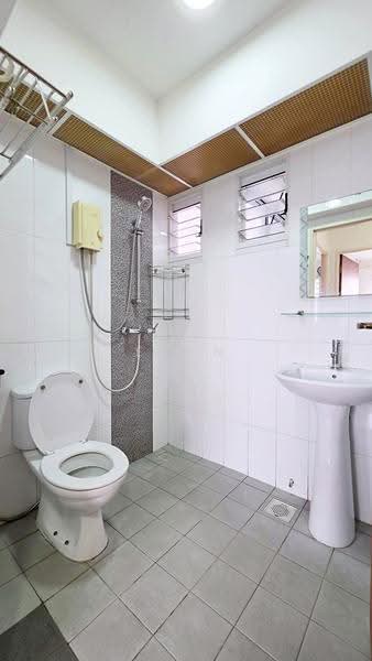 256A Sumang Walk, 256A Sumang Walk, Hougang / Punggol / Sengkang, 2 Bedrooms, 732 sqft, HDB Flat For Sale, by Evyn Xu, 500256836 - Bathroom - PropertyGuru.com.sg
