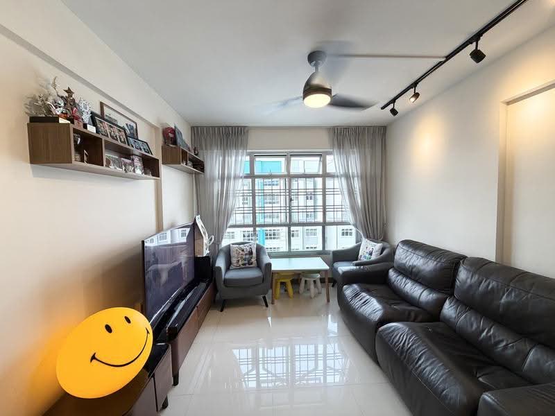879B Tampines Avenue 8, 879B Tampines Avenue 8, Pasir Ris / Tampines, 3 Bedrooms, 1,001 sqft, HDB Flat For Sale, by Toby Aw, 500256860 - Living Room - PropertyGuru.com.sg