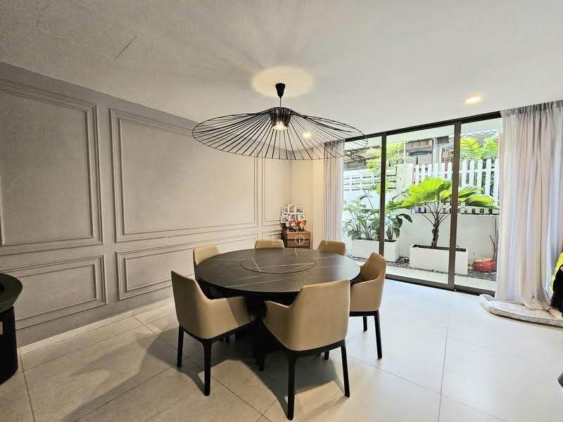 Siglap, East Coast / Marine Parade, 5 Bedrooms, 3,800 sqft, Semi-Detached House For Sale, by Charlotte Howe, 500256878 - PropertyGuru.com.sg