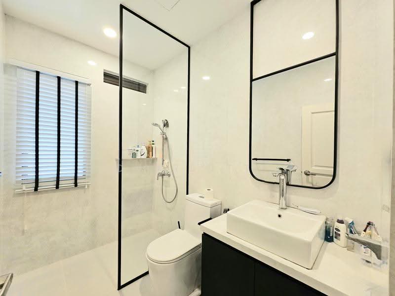 Siglap, East Coast / Marine Parade, 5 Bedrooms, 3,800 sqft, Semi-Detached House For Sale, by Charlotte Howe, 500256878 - PropertyGuru.com.sg