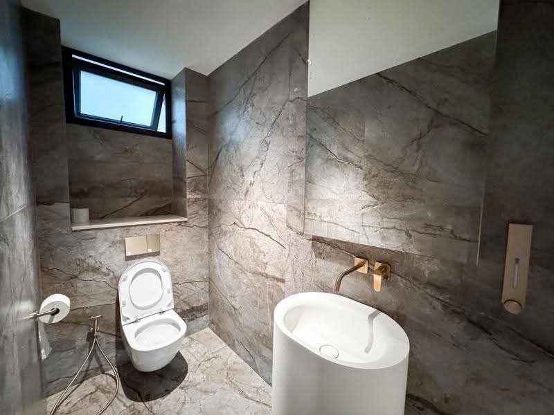 Move-in ready, elevated, newly TOP FH SD with seaview and high end fittings, Bedok / Upper East Coast, 8 Bedrooms, 9,000 sqft, Semi-Detached House For Sale, by Aloysius Chua, 500256880 - Bathroom - PropertyGuru.com.sg