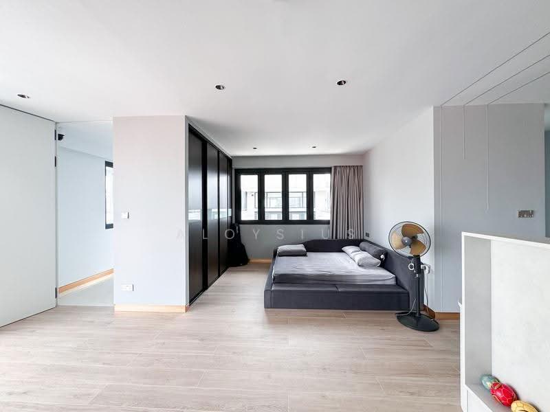 Move-in ready, elevated, newly TOP FH SD with seaview and high end fittings, Bedok / Upper East Coast, 8 Bedrooms, 9,000 sqft, Semi-Detached House For Sale, by Aloysius Chua, 500256880 - Bedroom - PropertyGuru.com.sg