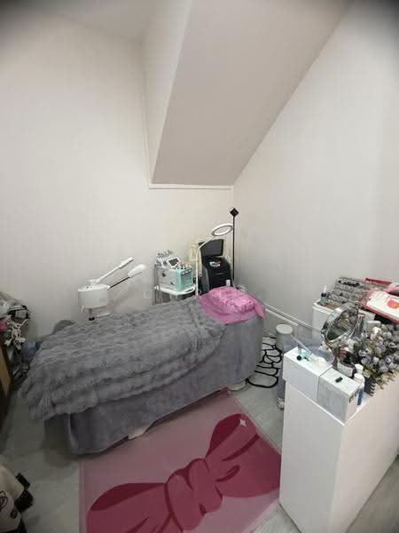 Beauty hair medicure salon for takeover, Beach Road / Bugis / Rochor, 775 sqft, Other Retail For Rent, by Chris Goh, 500256905 - Interior - CommercialGuru.com.sg