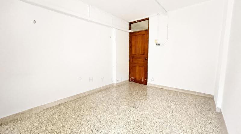 521 Bedok North Avenue 1, 521 Bedok North Avenue 1, Bedok / Upper East Coast, 2 Bedrooms, 721 sqft, HDB Flat For Sale, by Phylicia Hoe, 500256922 - Master Bedroom - PropertyGuru.com.sg