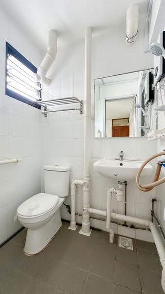 521 Bedok North Avenue 1, 521 Bedok North Avenue 1, Bedok / Upper East Coast, 2 Bedrooms, 721 sqft, HDB Flat For Sale, by Phylicia Hoe, 500256922 - Master Bathroom - PropertyGuru.com.sg