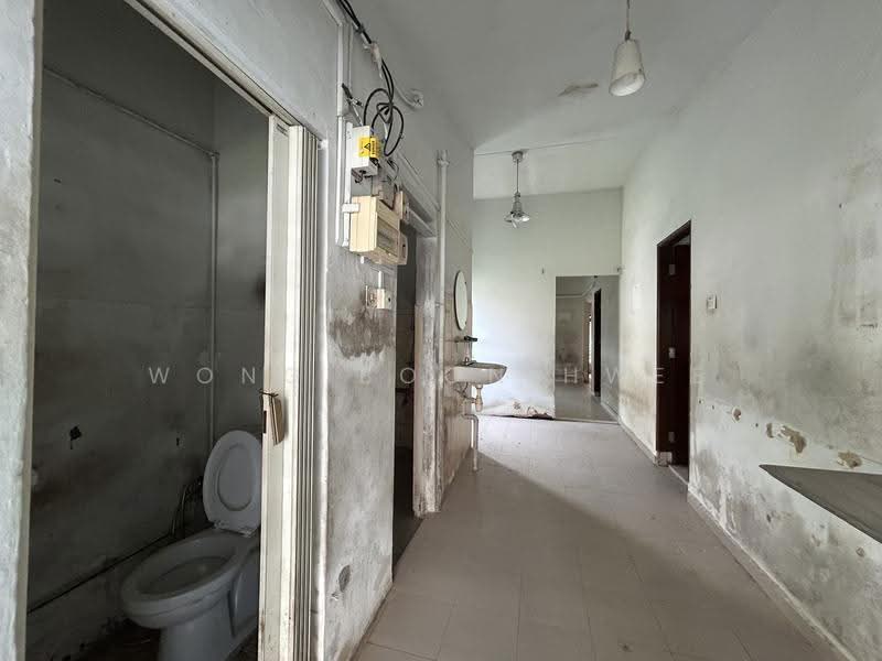 Sembawang Hills Dr, Jalan Kuras, Ang Mo Kio / Bishan / Thomson, 3 Bedrooms, 1,200 sqft, Corner Terrace For Sale, by Wong Boon Hwee Randy, 500256939 - Bathroom - PropertyGuru.com.sg