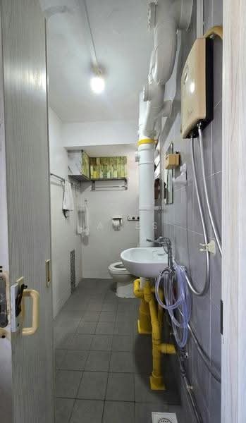 536 Jurong West Street 52, 536 Jurong West Street 52, Boon Lay / Jurong / Tuas, 3 Bedrooms, 1,001 sqft, HDB Flat For Sale, by James Yeo, 500256947 - Bathroom - PropertyGuru.com.sg