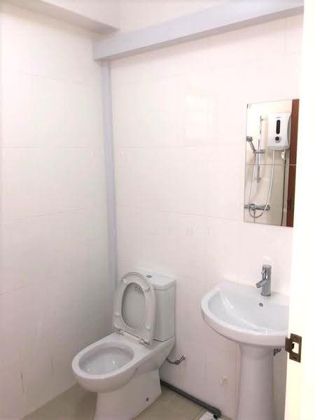 813A Yishun Ring Road, 813A Yishun Ring Road, Sembawang / Yishun, 2 Bedrooms, 721 sqft, HDB Flat For Rent, by Vincent Foo, 500256950 - Common Bathroom - PropertyGuru.com.sg