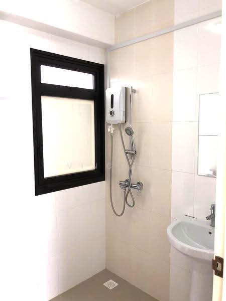 813A Yishun Ring Road, 813A Yishun Ring Road, Sembawang / Yishun, 2 Bedrooms, 721 sqft, HDB Flat For Rent, by Vincent Foo, 500256950 - Master Bathroom - PropertyGuru.com.sg