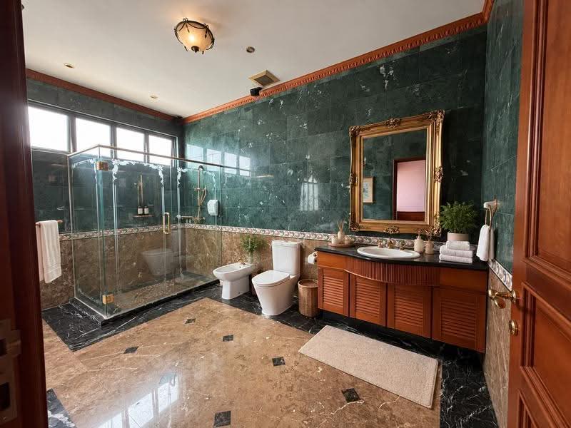 Super Cheap! $1,8XXPsf, European Style Hilltop Bungalow, East Coast / Marine Parade, 6 Bedrooms, 5,500 sqft, Detached House For Sale, by Ian Low, 500256964 - Bathroom - PropertyGuru.com.sg