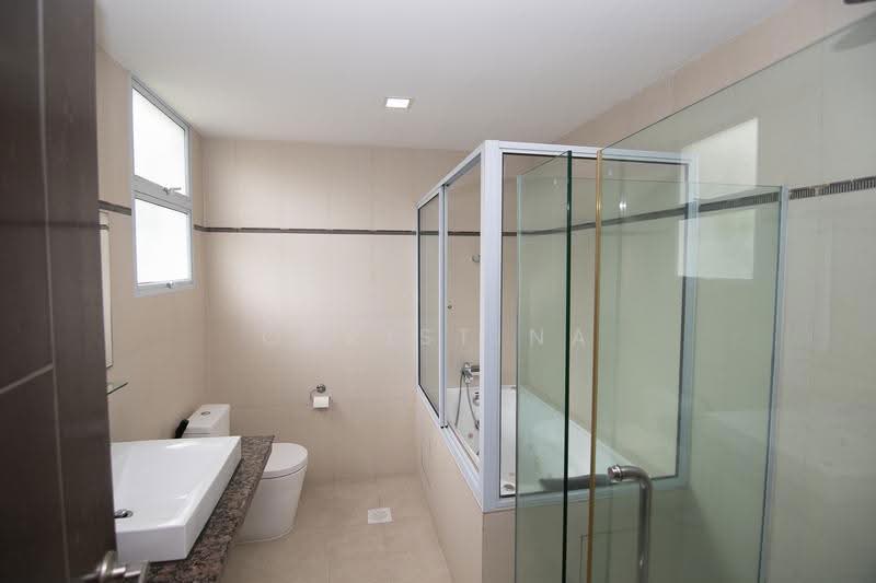 Gerald Mugliston Estate, Mugliston Gradens, Seletar / Yio Chu Kang, 6 Bedrooms, 6,850 sqft, Bungalow House For Sale, by Christina Wong, 500256977 - Bathroom - PropertyGuru.com.sg