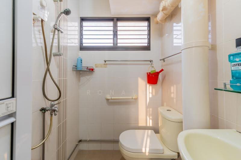 214 Bedok North Street 1, 214 Bedok North Street 1, Bedok / Upper East Coast, 2 Bedrooms, 732 sqft, HDB Flat For Sale, by Ronald Chye, 500256999 - Bathroom - PropertyGuru.com.sg
