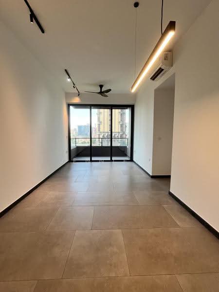 Midtown Modern, 18 Tan Quee Lan Street, Beach Road / Bugis / Rochor, 3 Bedrooms, 1,066 sqft, Condominium For Rent, by Jennifer Lee, 500257012 - Living Room with the plug REMOVED - PropertyGuru.com.sg