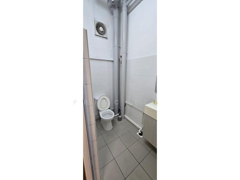 Wcega Tower, 21 Bukit Batok Crescent, Dairy Farm / Bukit Panjang / Choa Chu Kang, 1,991 sqft, Light Industrial (B1) For Sale, by Priscilla Lee, 500257018 - Bathroom - CommercialGuru.com.sg