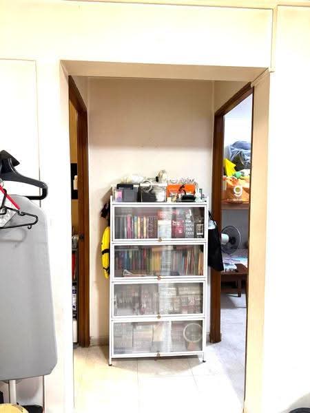 363 Clementi Avenue 2, 363 Clementi Avenue 2, Buona Vista / West Coast / Clementi New Town, 2 Bedrooms, 721 sqft, HDB Flat For Sale, by Vincent Foo, 500257032 - corridor to bedrooms - PropertyGuru.com.sg