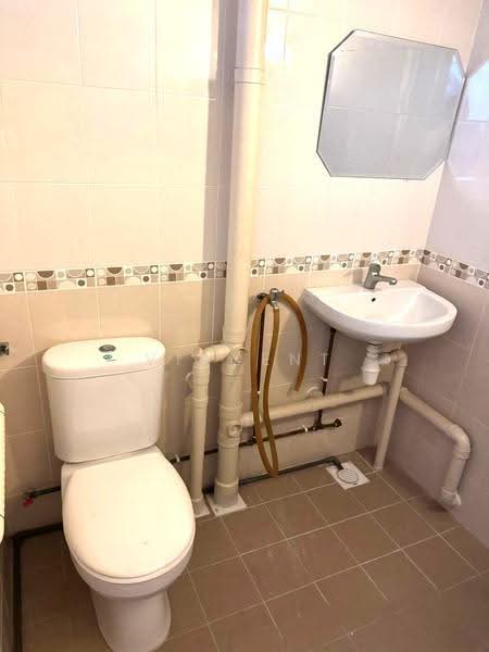 363 Clementi Avenue 2, 363 Clementi Avenue 2, Buona Vista / West Coast / Clementi New Town, 2 Bedrooms, 721 sqft, HDB Flat For Sale, by Vincent Foo, 500257032 - Master Bathroom - PropertyGuru.com.sg