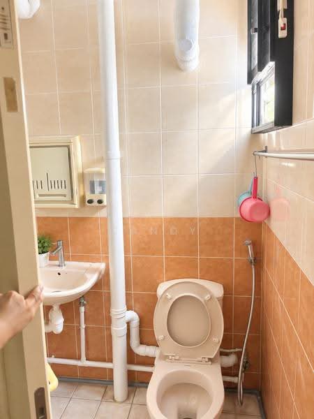253 Jurong East Street 24, 253 Jurong East Street 24, Boon Lay / Jurong / Tuas, 2 Bedrooms, 753 sqft, HDB Flat For Sale, by Candy Tay, 500257044 - Bathroom - PropertyGuru.com.sg